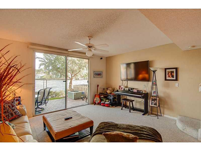 896 Jeffery Street, Unit 896 Boca Raton, FL 33487 - Photo 8 of 28 Living Room