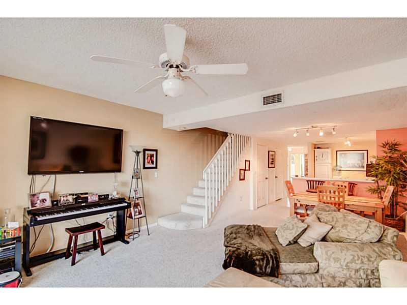 896 Jeffery Street, Unit 896 Boca Raton, FL 33487 - Photo 9 of 28 Living Room