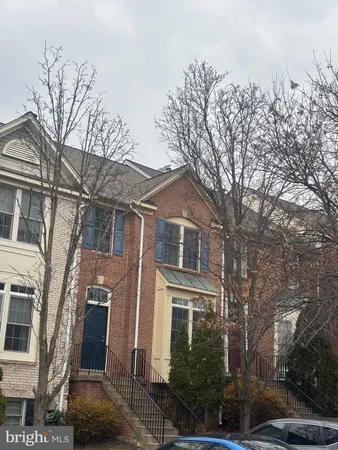 a view of a yard with a house