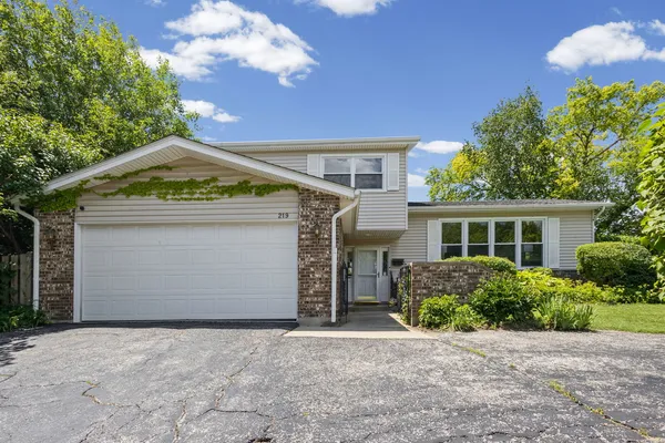 $579,900 | 219 West Appletree Lane, Arlington Heights, IL 60004
