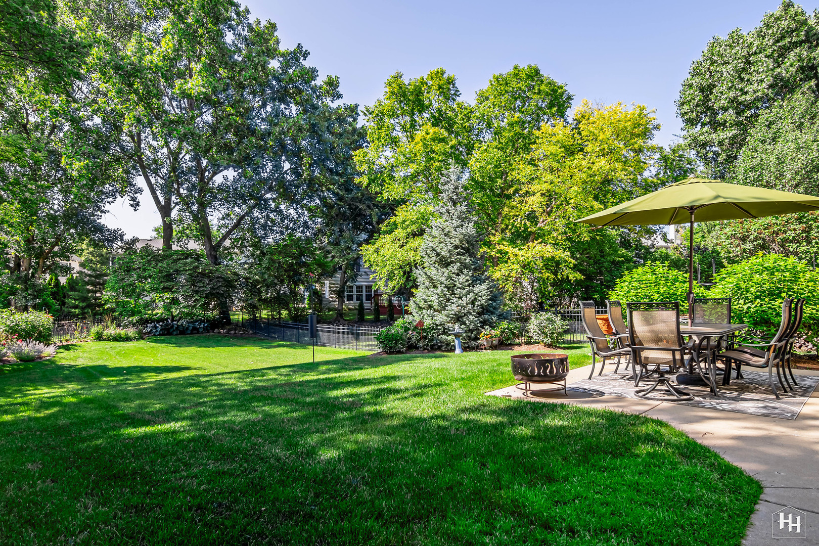 420 5th Street Wheeling, IL 60090 - Photo 31 of 34 a view of a garden with sitting area