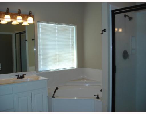 213 Country Club Boulevard Portland, TX 78374 - Photo 6 of 10 a bathroom with a bathtub and a sink