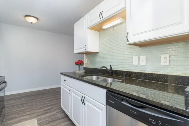 $145,000 | 4351 Parklawn Avenue, Unit 7E, Edina, MN 55435