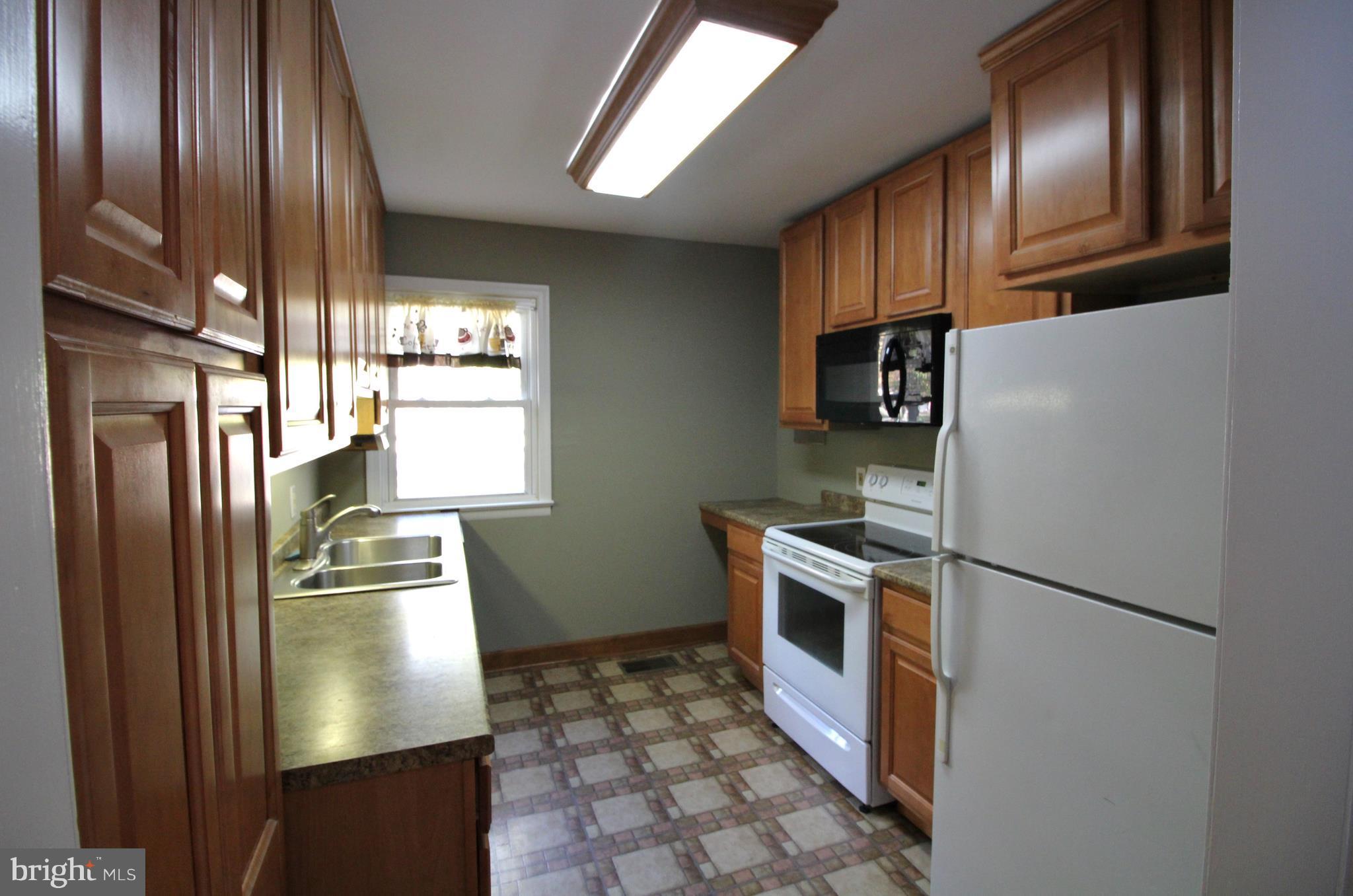 19320 Wasche Road Dickerson, MD 20842 - Photo 4 of 16 Nice, clean kitchen with dishwasher (not pictured)