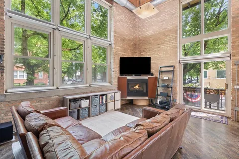 $725,000 | 3900 North Claremont Avenue, Unit 103, Chicago, IL 60618