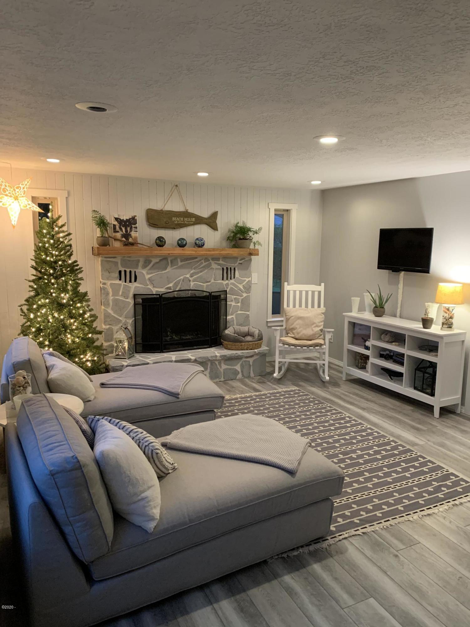 6835 Southwest Inlet Avenue Lincoln City, OR 97367 - Photo 17 of 48 Living in style