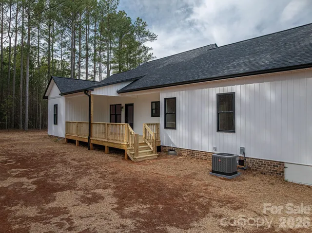 a view of a house with backyard