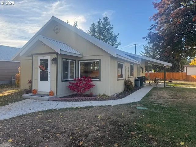 a view of a house with backyard