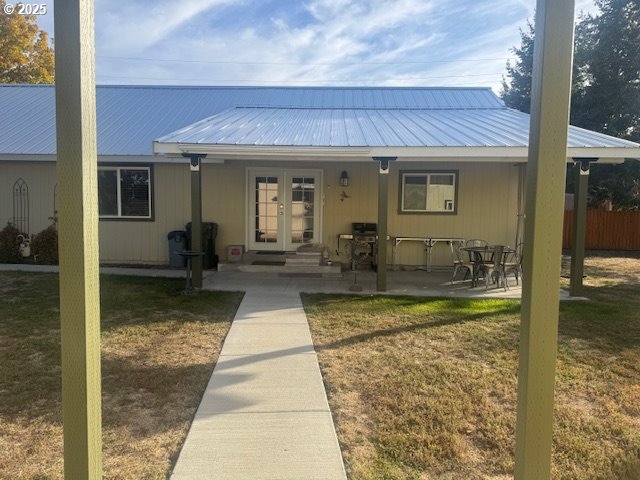 1911 15th Street Baker City, OR 97814 - Photo 22 of 33 a view of a patio with table and chairs