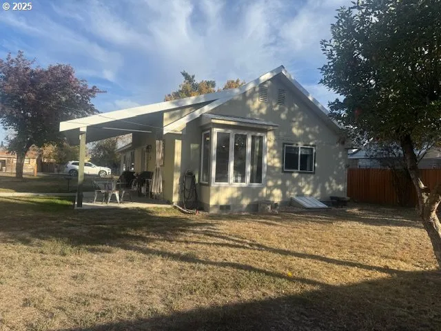 a view of a house with backyard