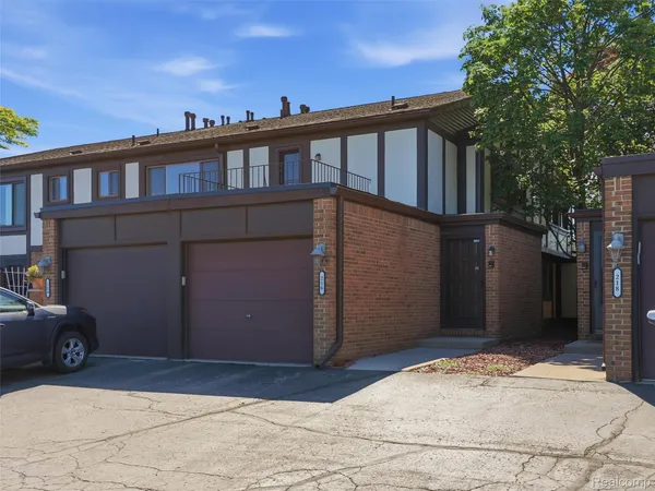 $189,000 | 216 Country Club Drive, St. Clair Shores, MI 48082