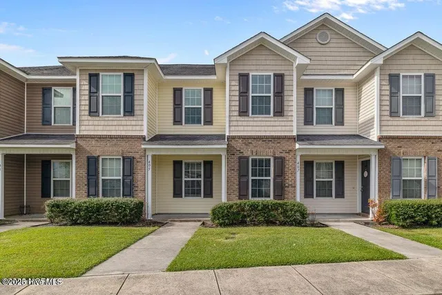 $1,350 | 405 Falls Cove, Jacksonville, NC 28546