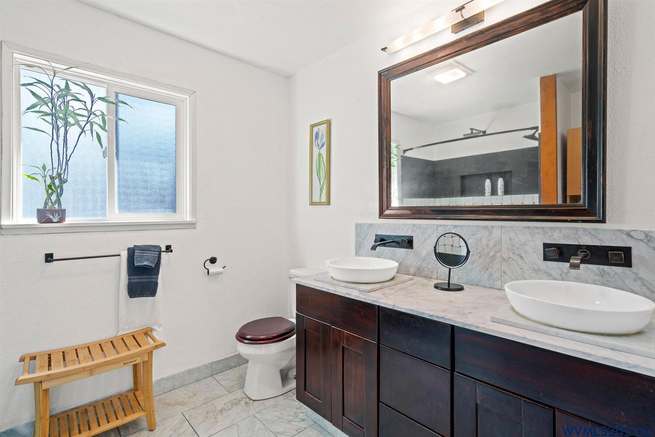 5533 Southwest Vermont Street Portland, OR 97219 - Photo 12 of 30