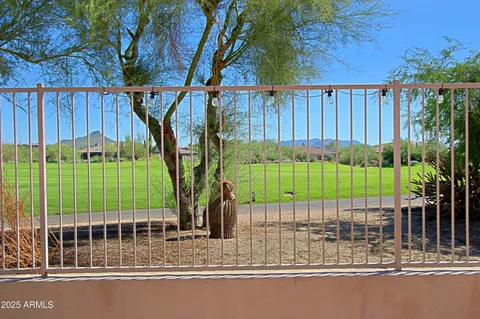 a view of entryway with garden