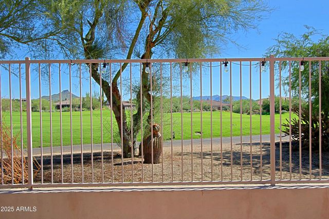 a view of entryway with garden