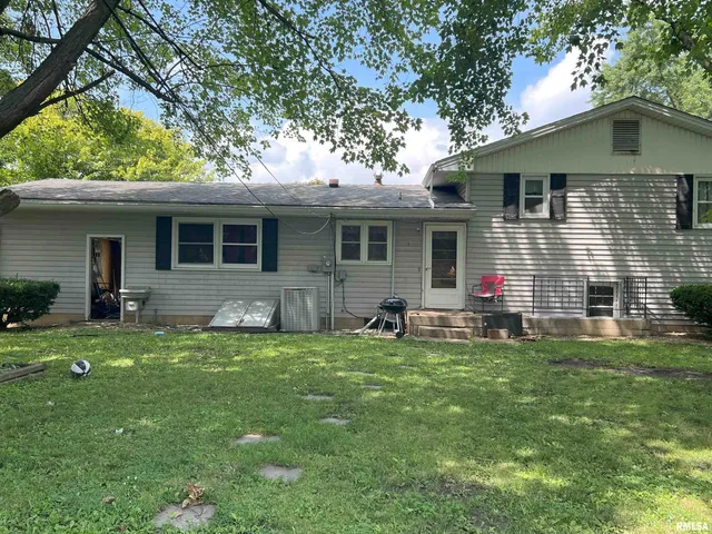 $138,000 | 238 East Prairie Street, Roodhouse, IL 62082