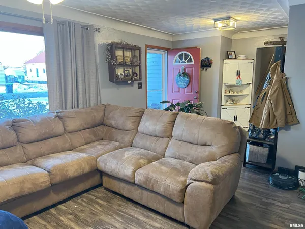 $138,000 | 238 East Prairie Street, Roodhouse, IL 62082