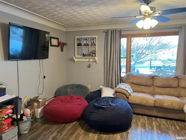 $138,000 | 238 East Prairie Street, Roodhouse, IL 62082