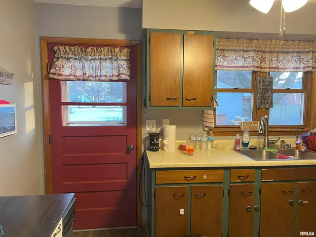 $138,000 | 238 East Prairie Street, Roodhouse, IL 62082