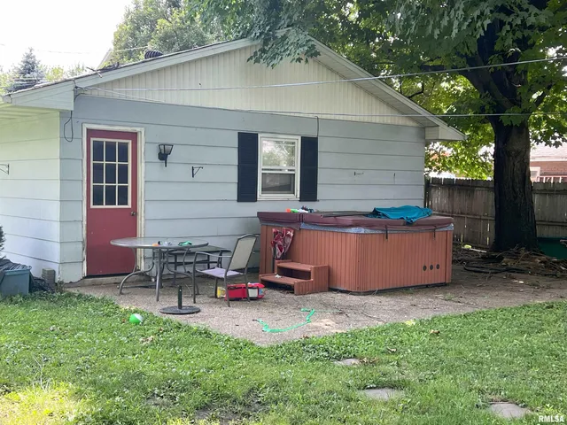 $138,000 | 238 East Prairie Street, Roodhouse, IL 62082