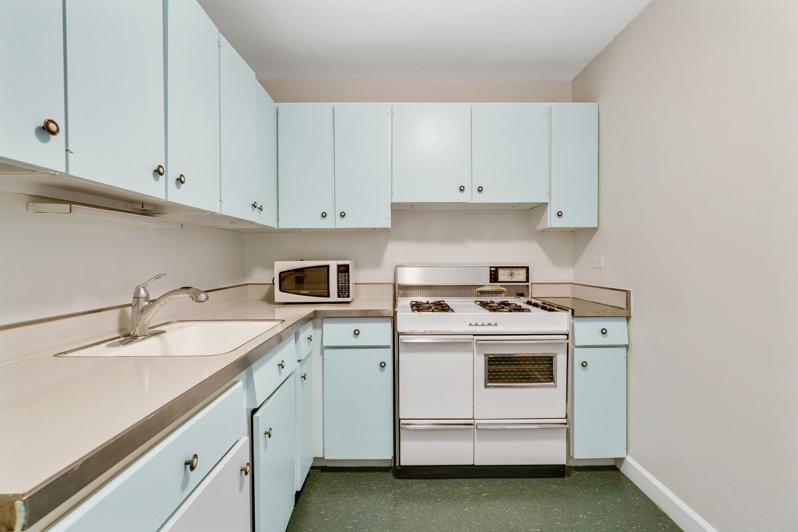 850 North Dewitt Place, Unit 4G Chicago, IL 60611 - Photo 3 of 12 a kitchen with cabinets appliances a sink and a stove