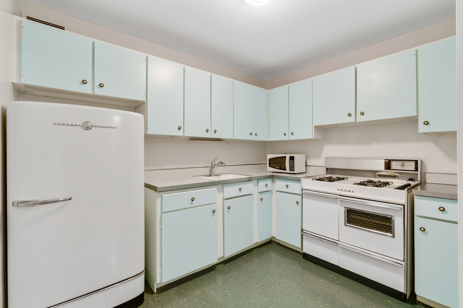 850 North Dewitt Place, Unit 4G Chicago, IL 60611 - Photo 4 of 12 a kitchen with cabinets appliances and a sink