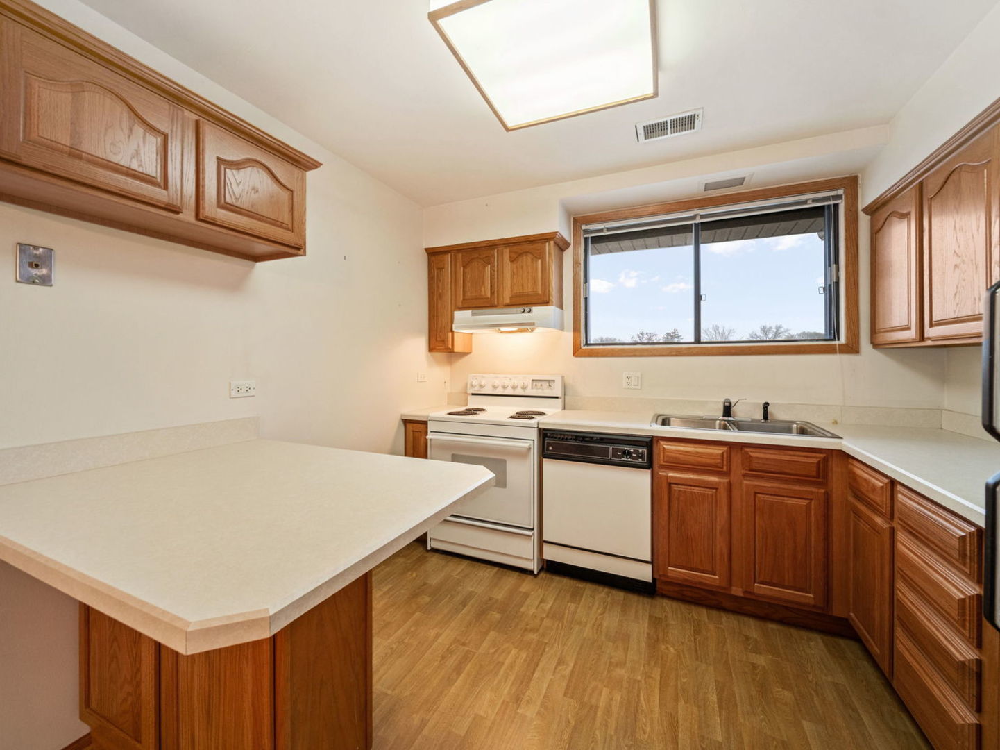 464 Raintree Drive, Unit 2D Glen Ellyn, IL 60137 - Photo 5 of 25 Gallery Image 5