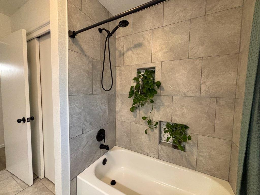 1237 De Cesari Avenue Madera, CA 93637 - Photo 24 of 33 a bathroom with a tub and shower