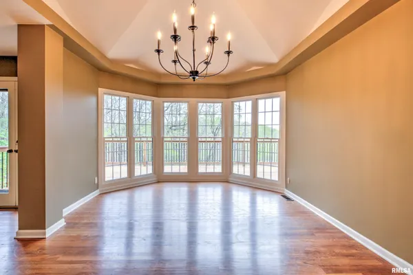 $525,000 | 309 West Ravinwoods Road, Peoria, IL 61615