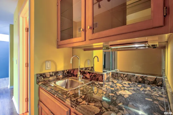 $525,000 | 309 West Ravinwoods Road, Peoria, IL 61615