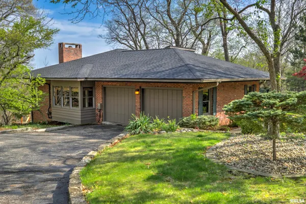 $525,000 | 309 West Ravinwoods Road, Peoria, IL 61615