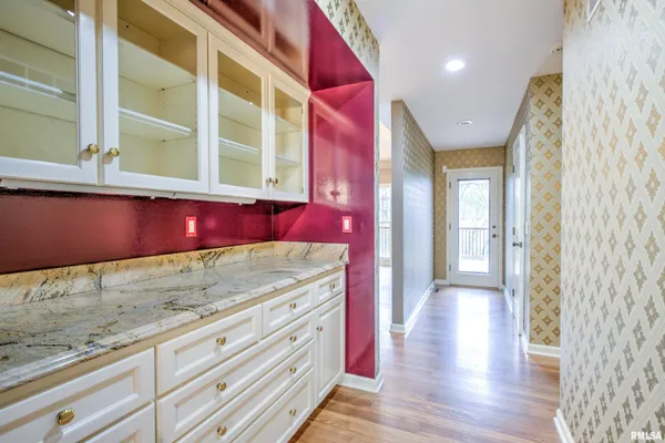 $525,000 | 309 West Ravinwoods Road, Peoria, IL 61615