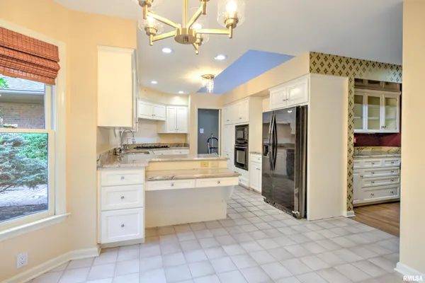 $525,000 | 309 West Ravinwoods Road, Peoria, IL 61615