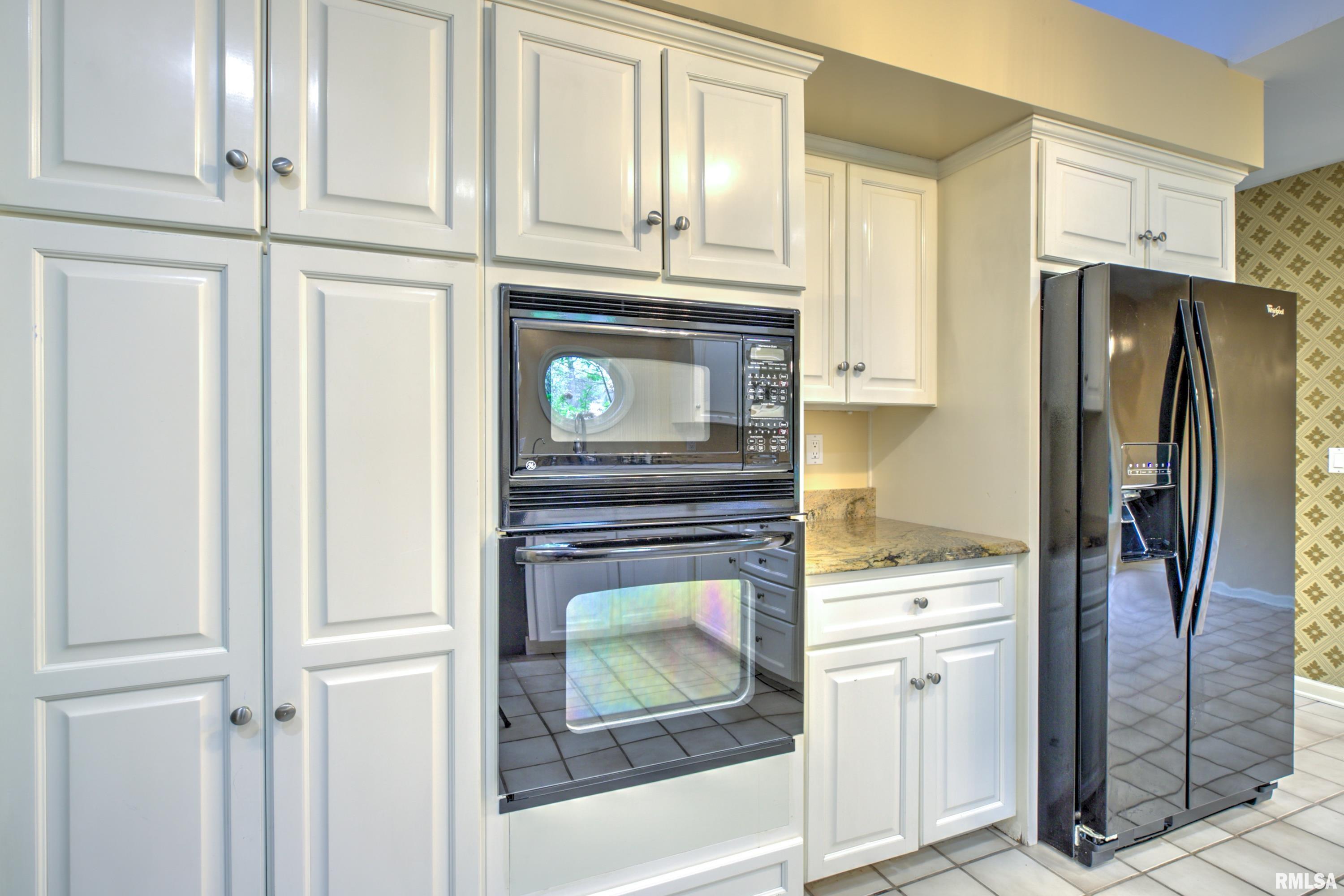 309 West Ravinwoods Road Peoria, IL 61615 - Photo 9 of 52