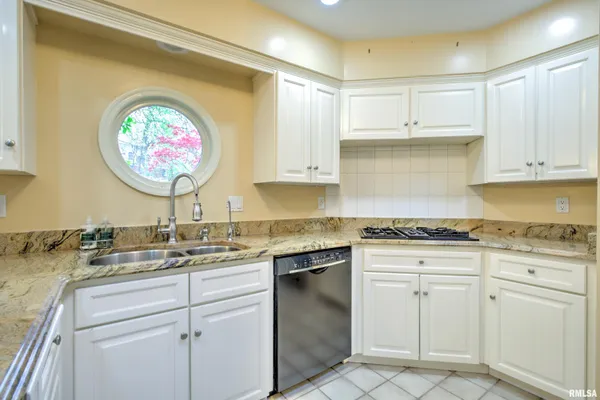 $525,000 | 309 West Ravinwoods Road, Peoria, IL 61615