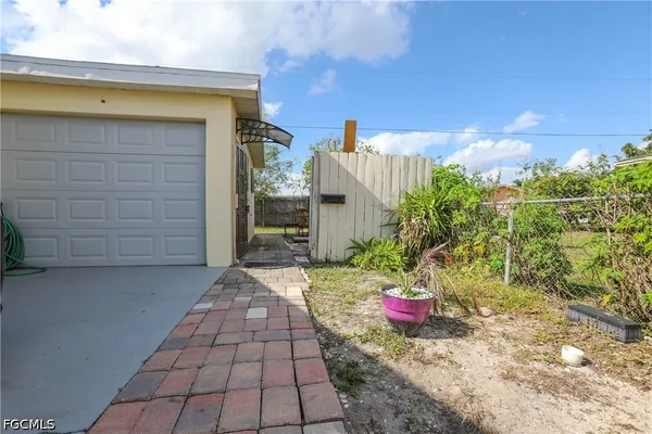 $1,000 | 907 Laredo Avenue, Lehigh Acres, FL 33936
