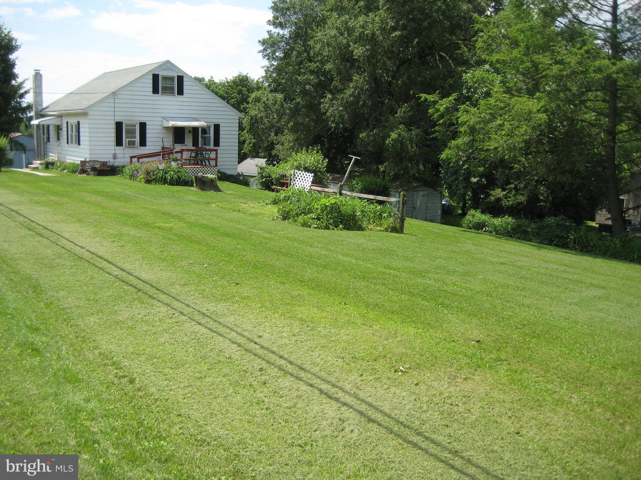 39 West Sunset View Street Spring Grove, PA 17362 - Photo 21 of 28 Large side yard