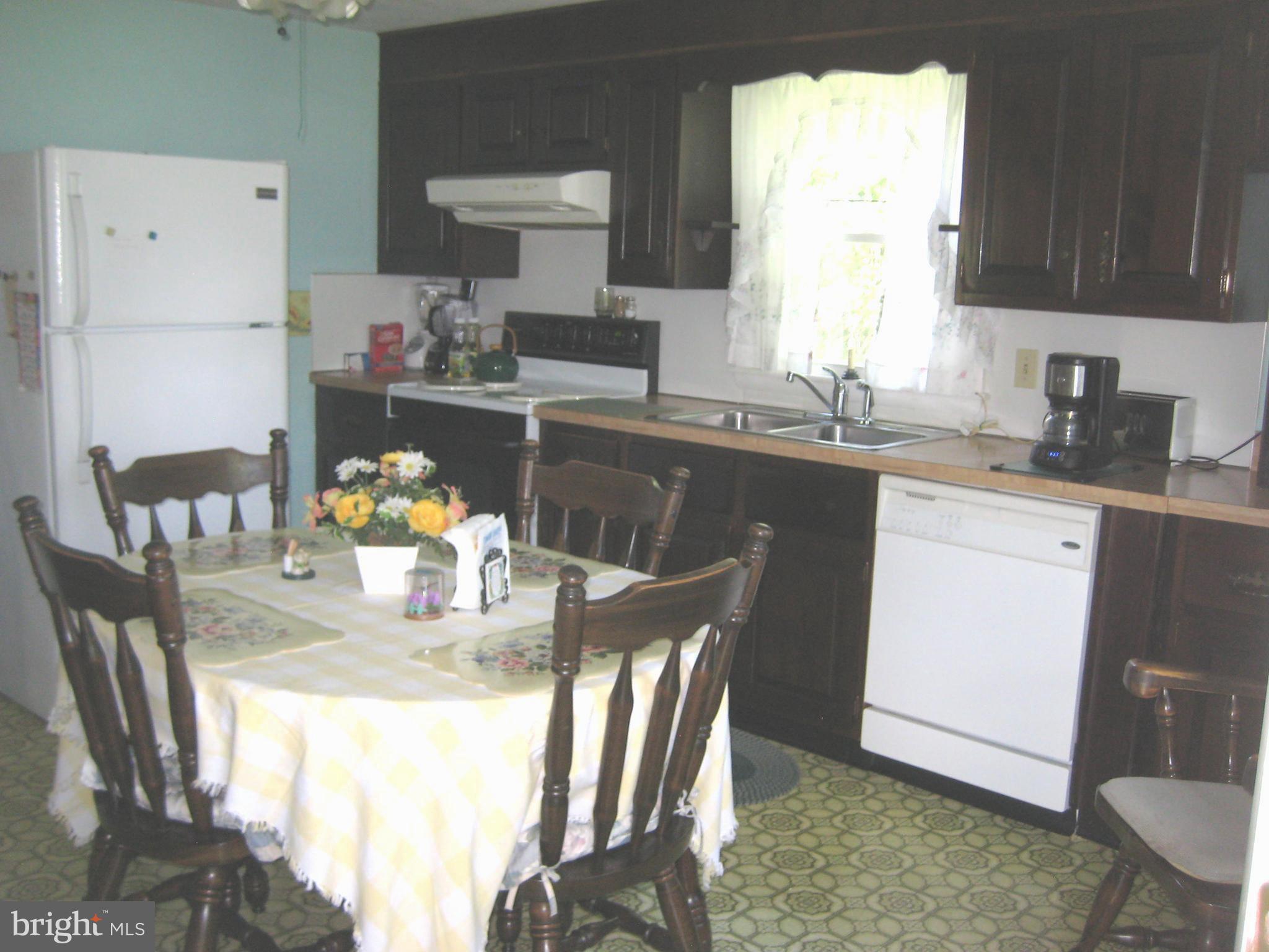39 West Sunset View Street Spring Grove, PA 17362 - Photo 4 of 28 Country kitchen