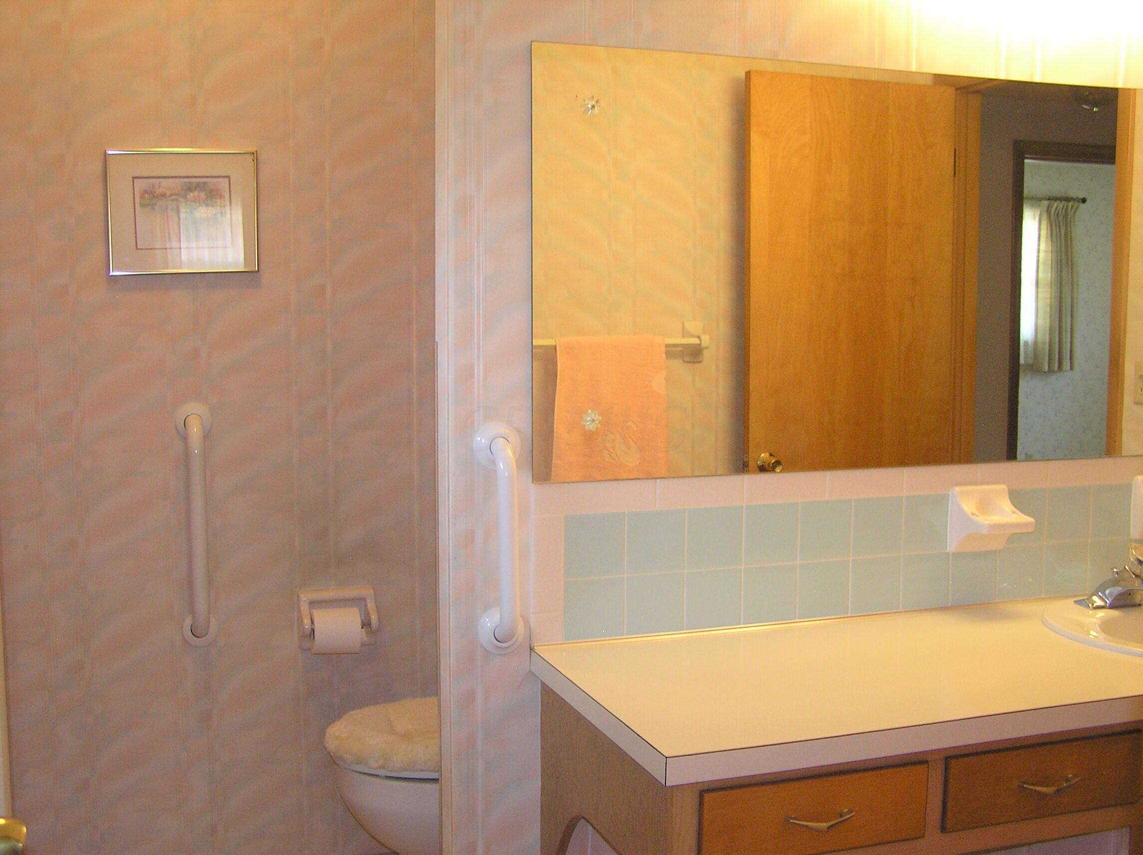 4800 Esterbrook Road Columbus, OH 43229 - Photo 22 of 32 1ST FLOOR BATH