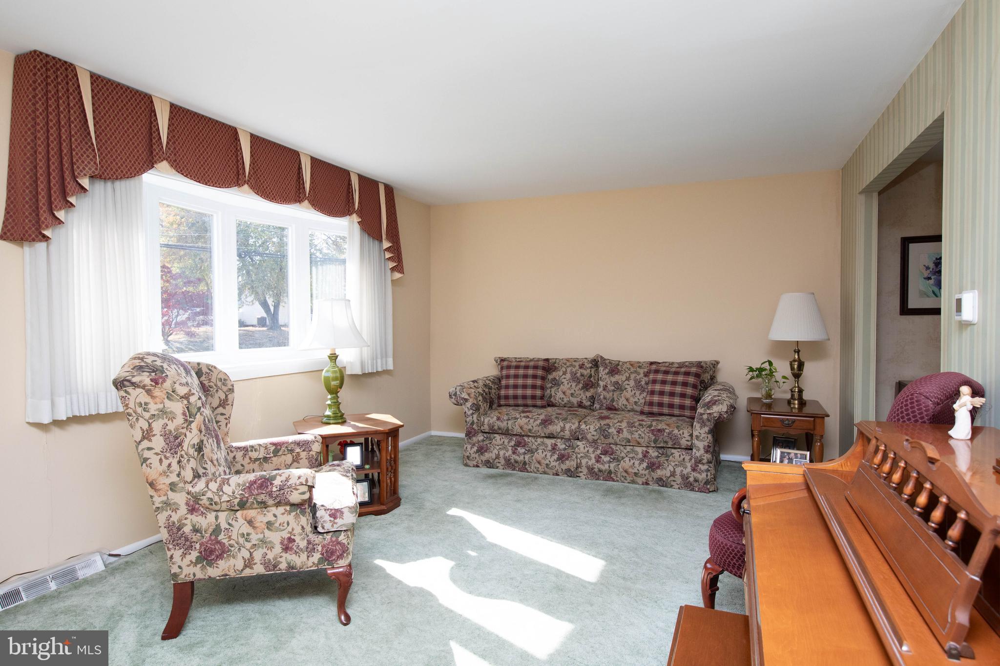 1013 Marian Road Warminster, PA 18974 - Photo 5 of 28 Living Room