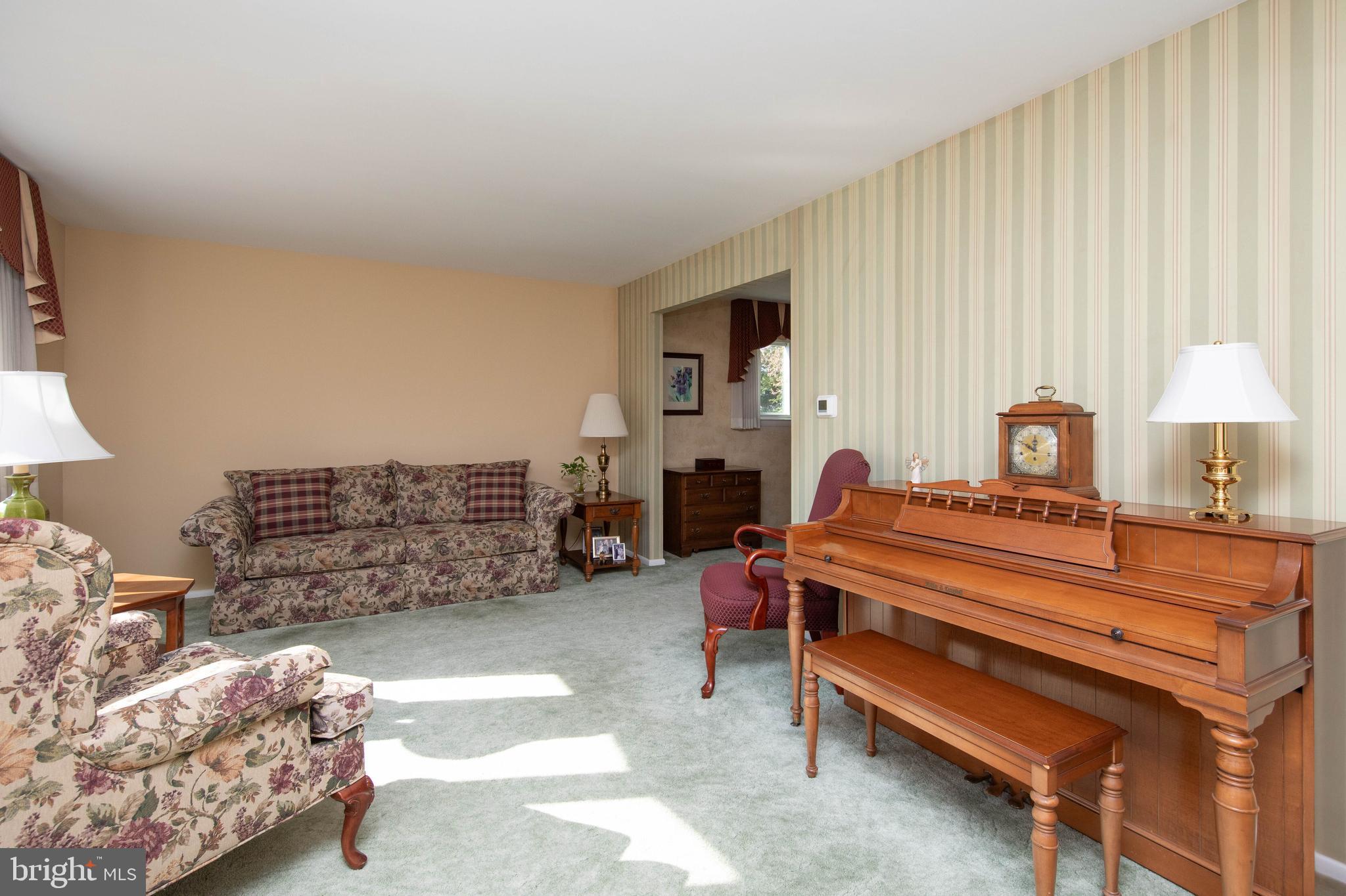 1013 Marian Road Warminster, PA 18974 - Photo 6 of 28 Living Room