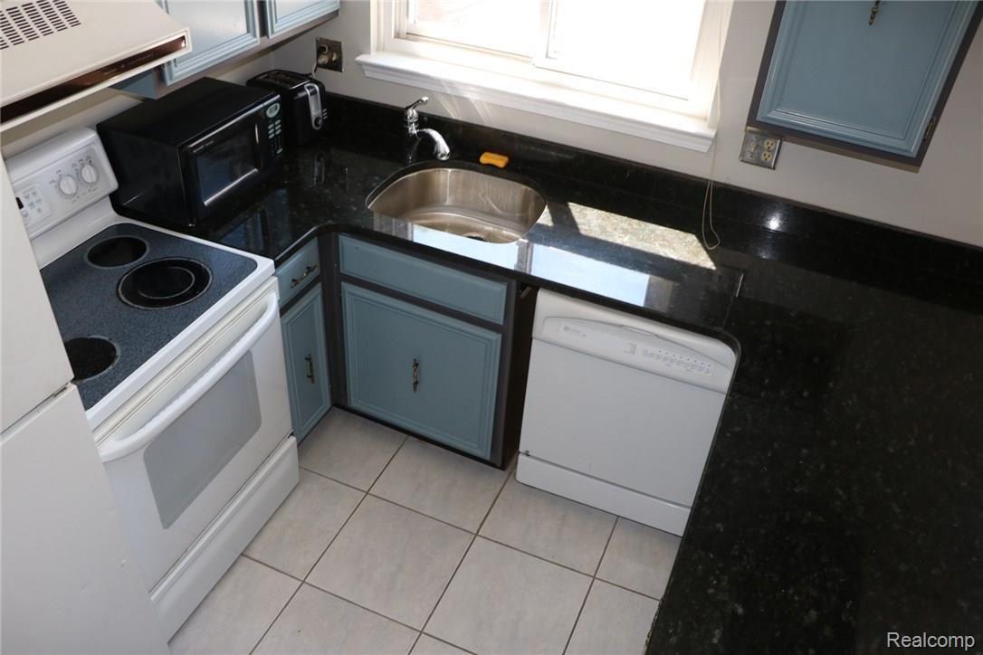 225 East Square Lake Road, Unit 1 Bloomfield Hills, MI 48302 - Photo 7 of 24 Kitchen
