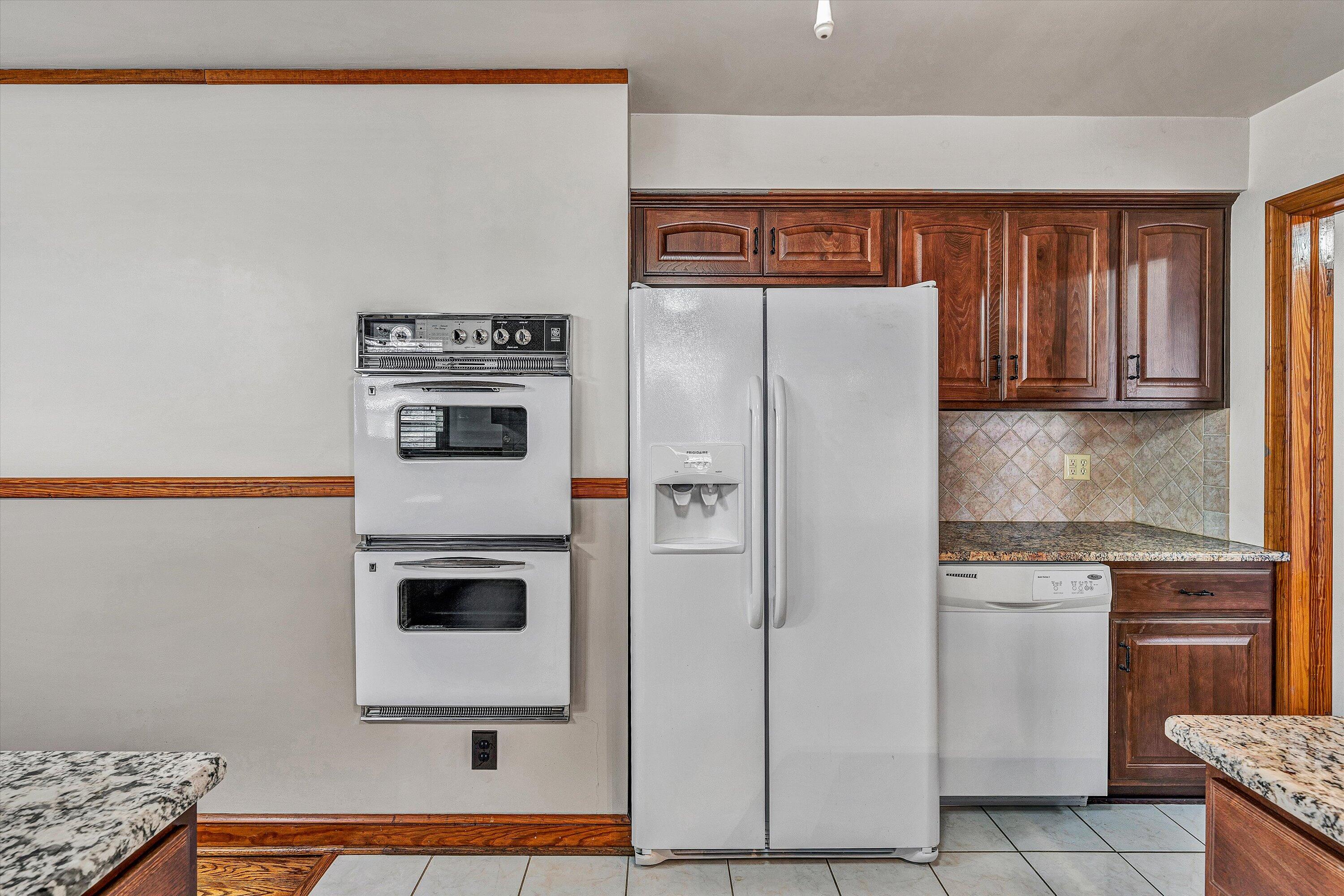 5254 Roselawn Road Roanoke, VA 24018 - Photo 12 of 38 Wall ovens