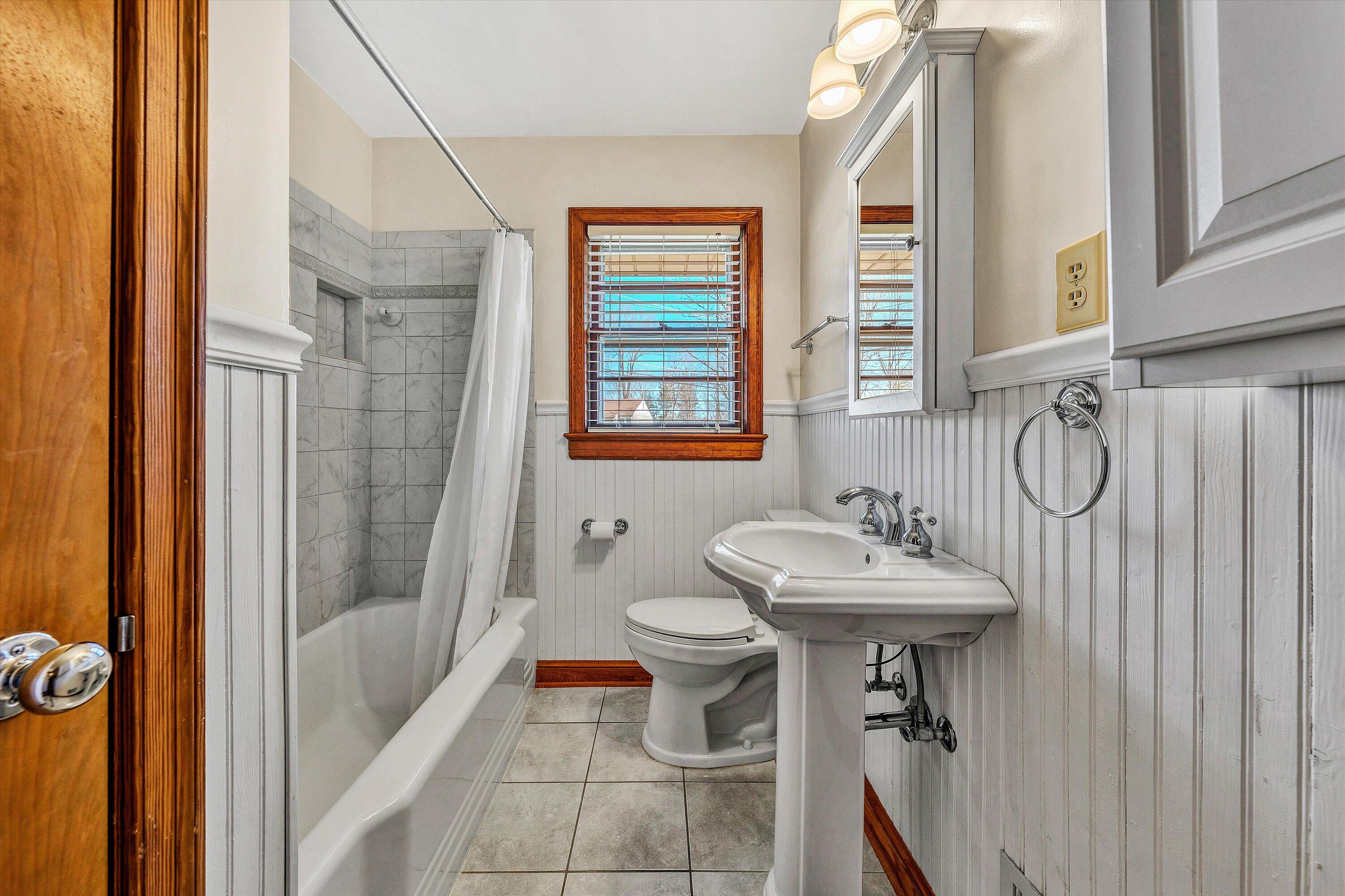 5254 Roselawn Road Roanoke, VA 24018 - Photo 16 of 38 Hall bathroom