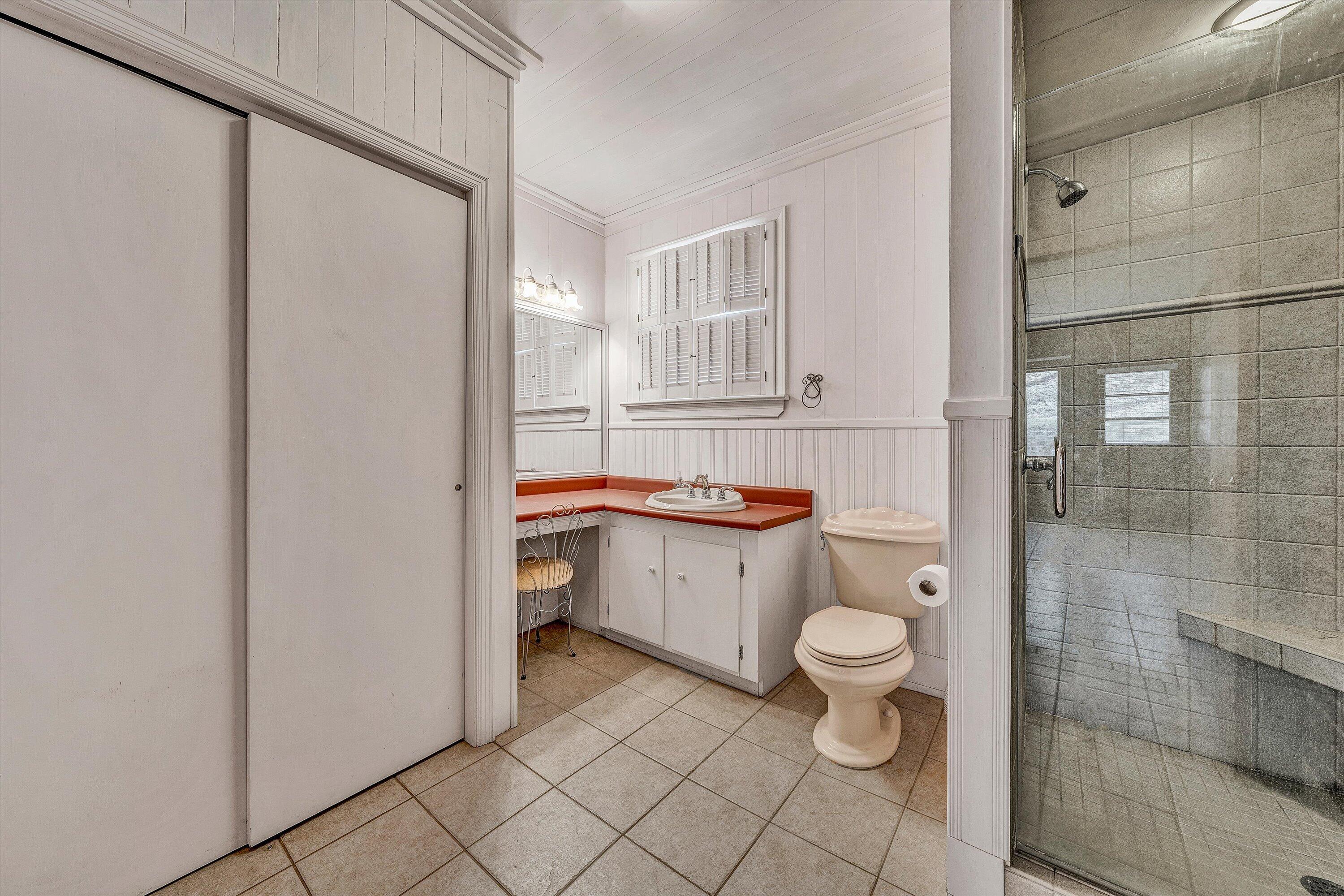 5254 Roselawn Road Roanoke, VA 24018 - Photo 21 of 38 Primary ensuite