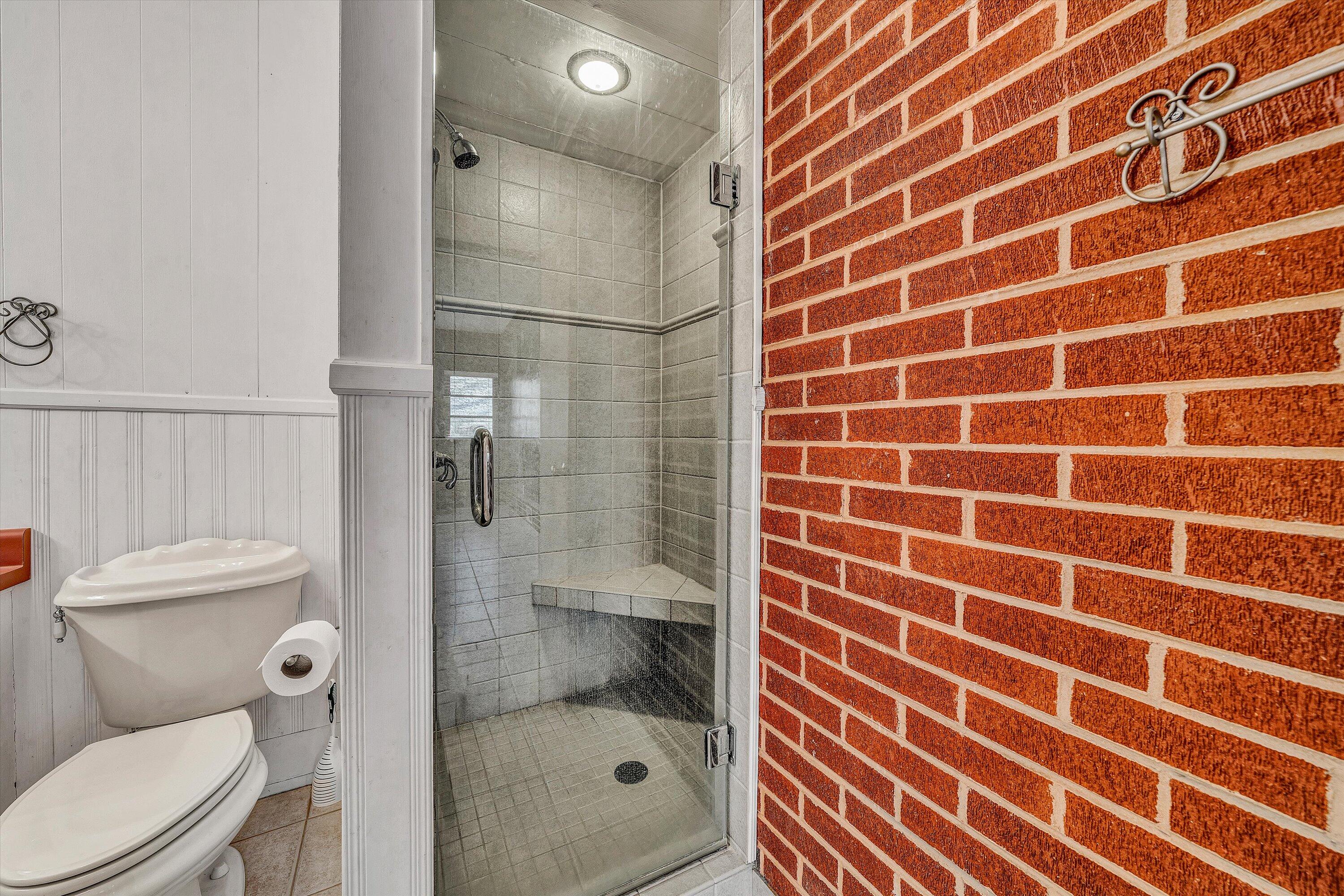 5254 Roselawn Road Roanoke, VA 24018 - Photo 22 of 38 Primary ensuite