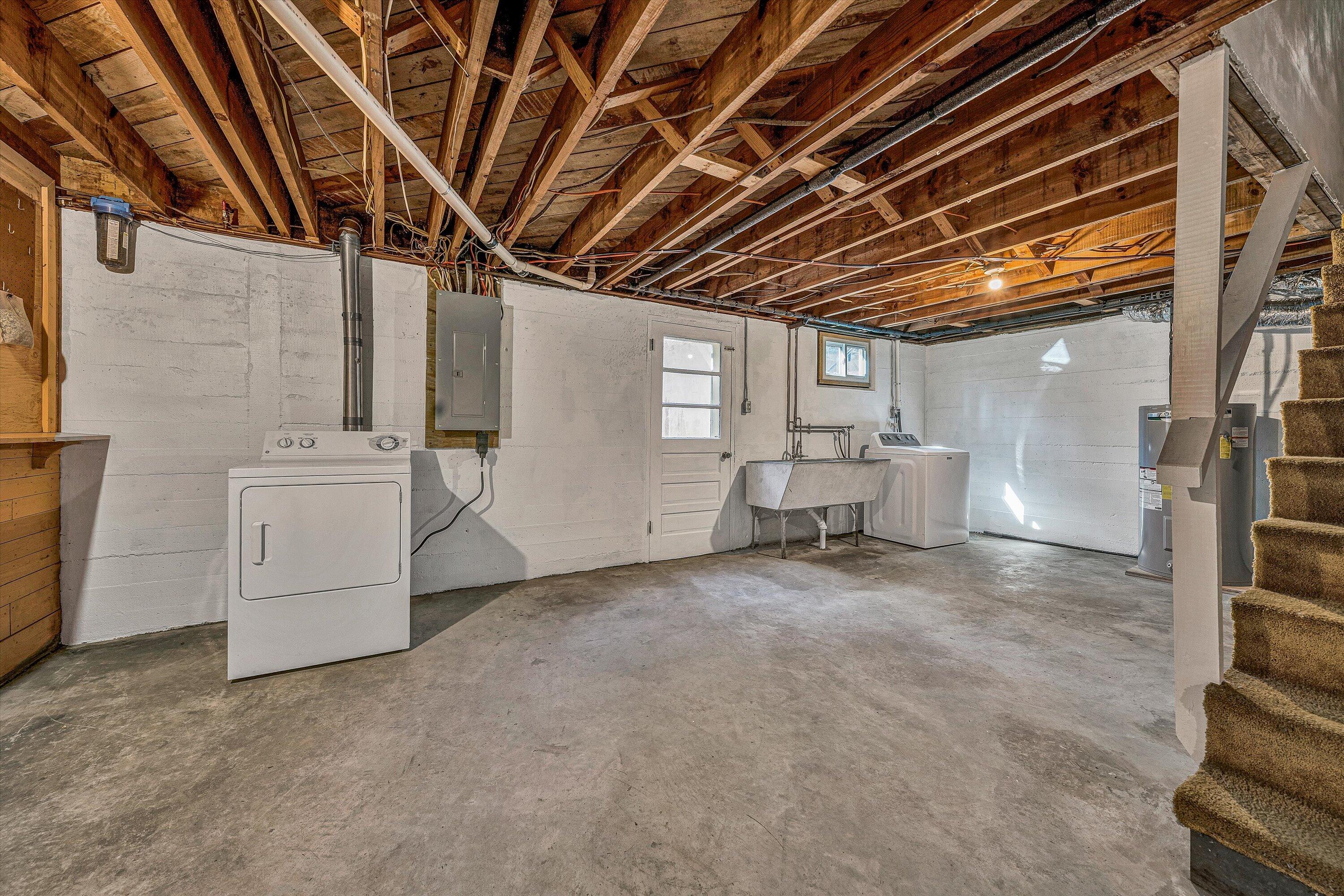 5254 Roselawn Road Roanoke, VA 24018 - Photo 24 of 38 laundry area