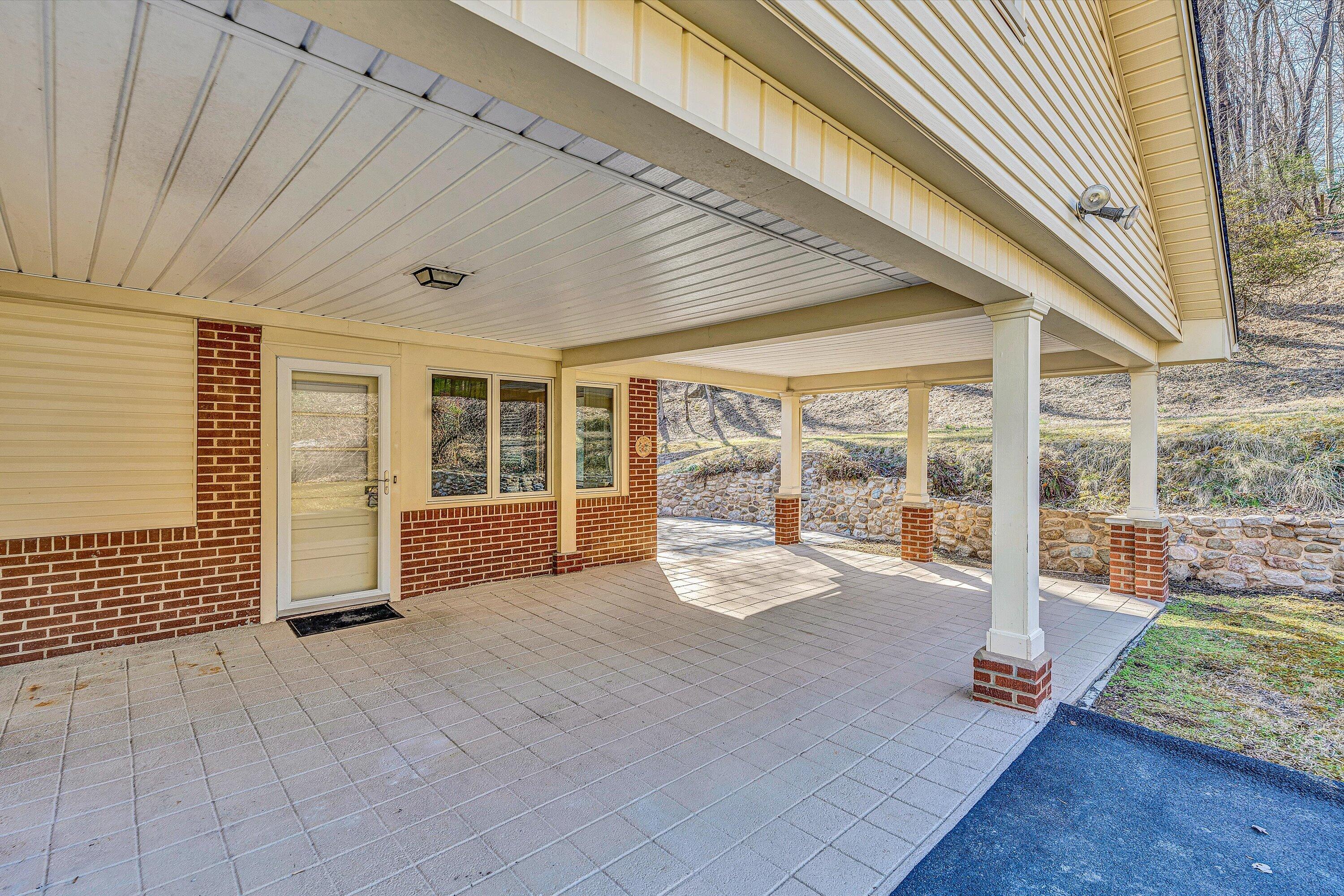 5254 Roselawn Road Roanoke, VA 24018 - Photo 27 of 38 Patio/carport