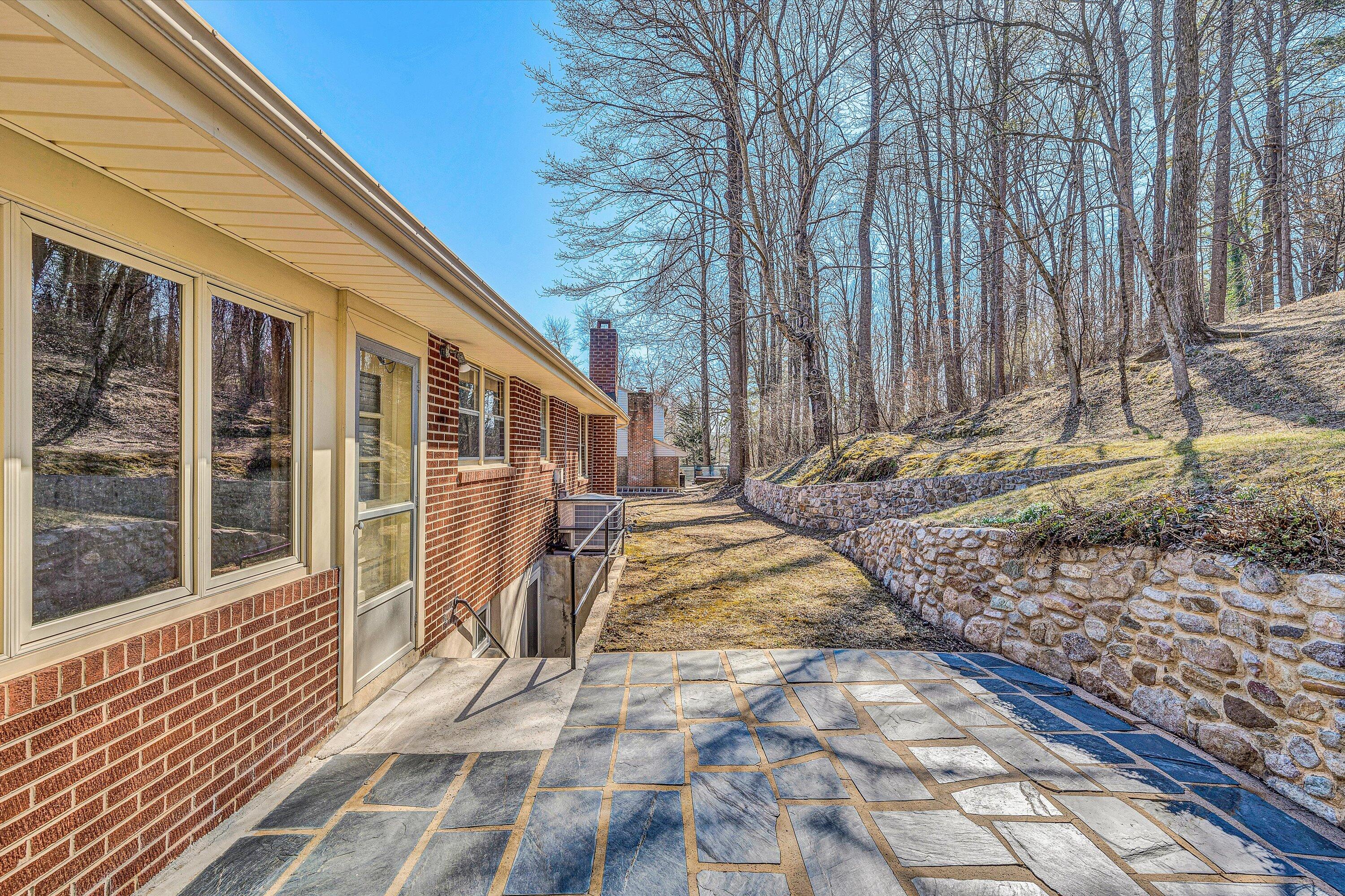 5254 Roselawn Road Roanoke, VA 24018 - Photo 29 of 38 patio