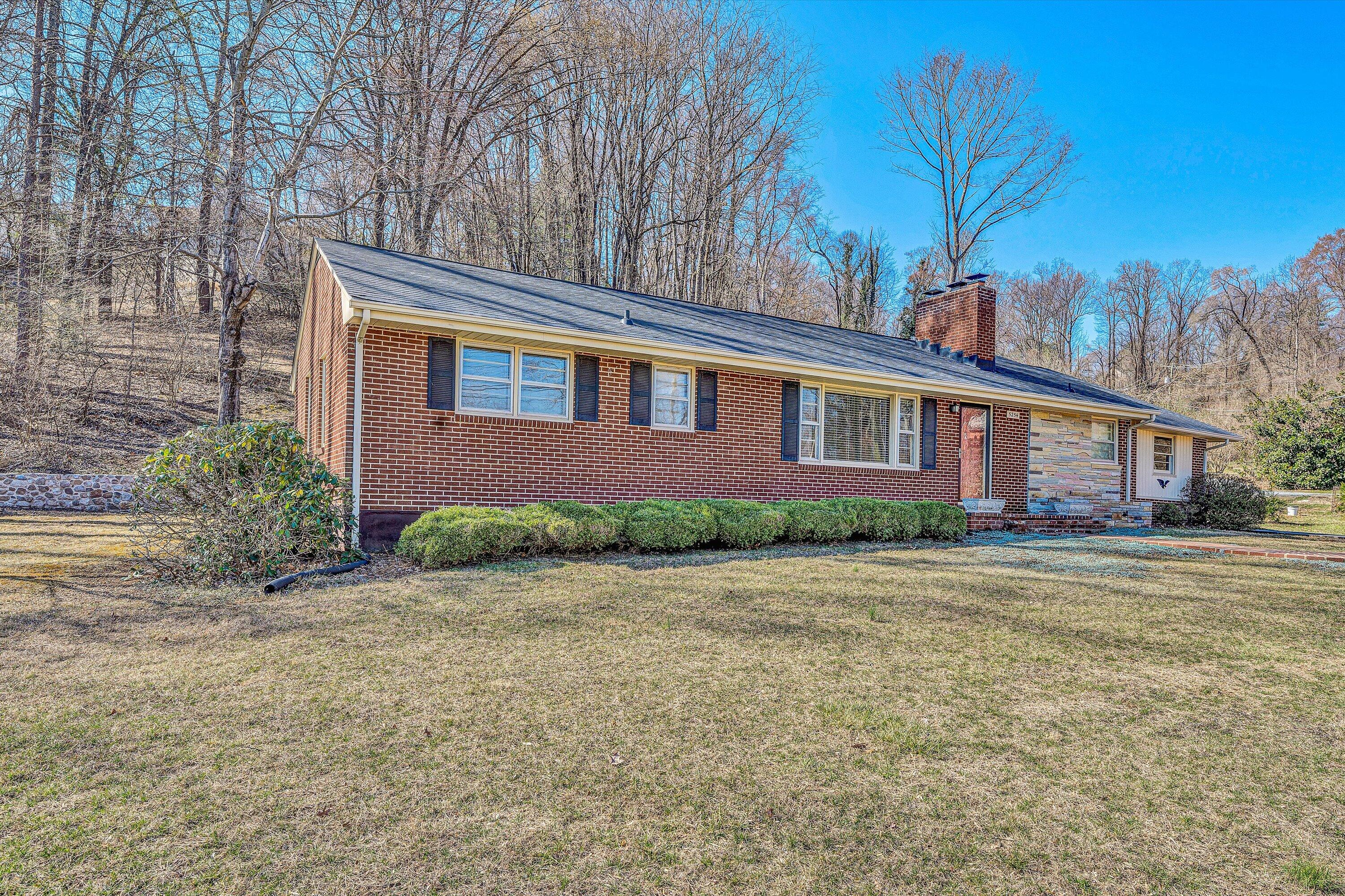 5254 Roselawn Road Roanoke, VA 24018 - Photo 3 of 38 Front view